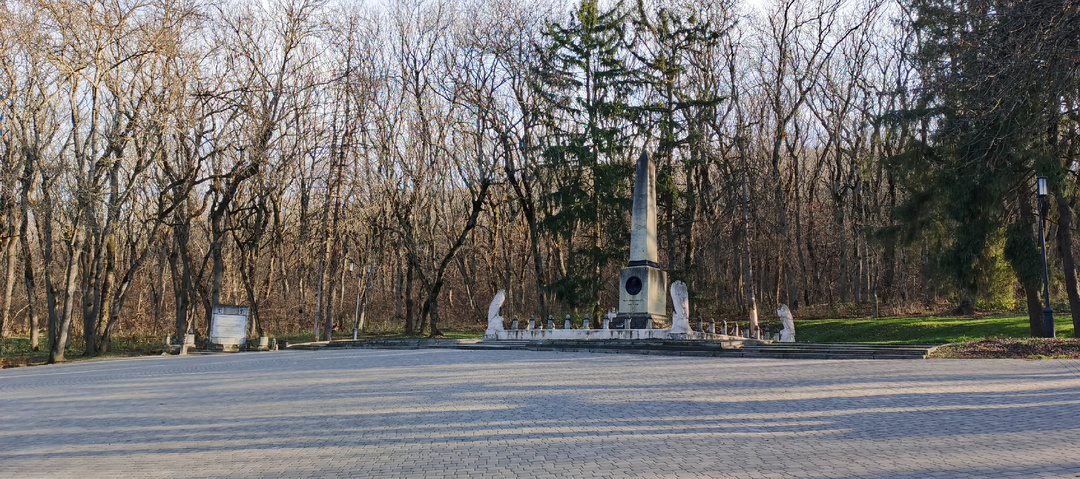 Что можно увидеть в Пятигорске за несколько часов. Осенняя прогулка от Места дуэли М. Ю. Лермонтова до Лазаревской церкви.