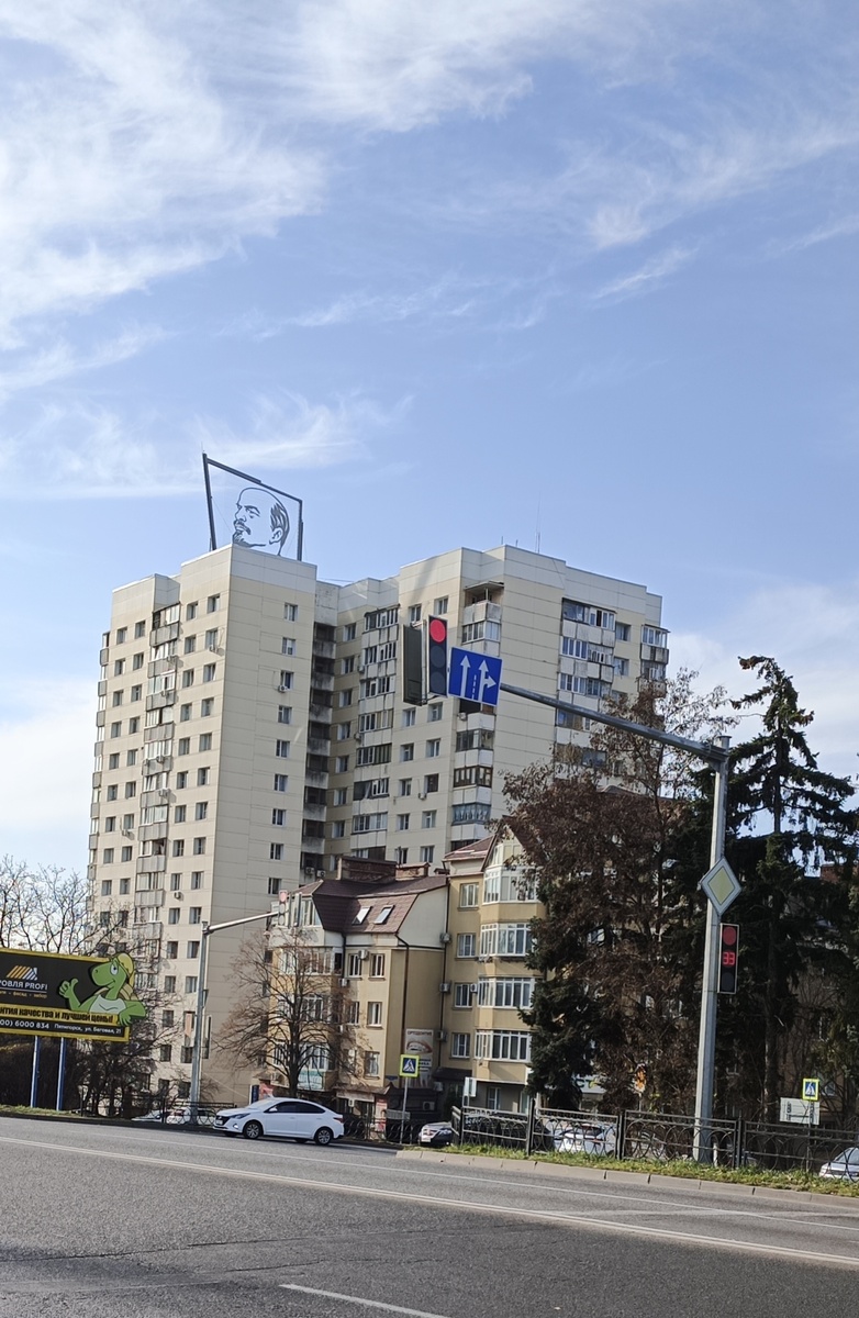 Одна из первых построенных в Пятигорске 16-ти этажек. Узнаваема по портрету Ленина на крыше.