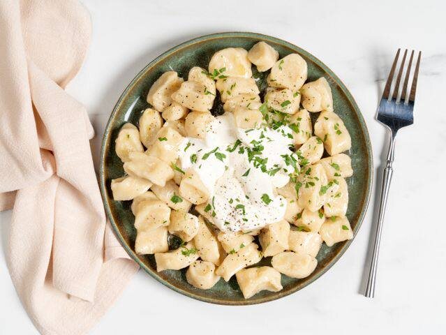 Галушки под сливочным соусом с курицей и сыром: нежнее пасты, проще вареников