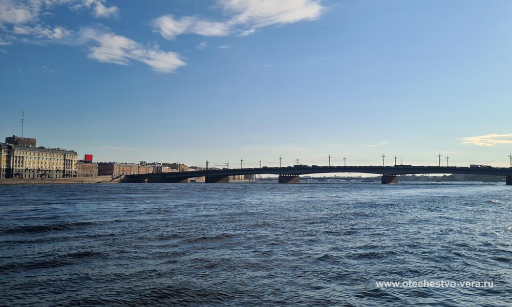 Река Нева. Из многочисленных мостов Санкт-Петербурга. Фото: Игорь Мартынов / «Отечество и вера».