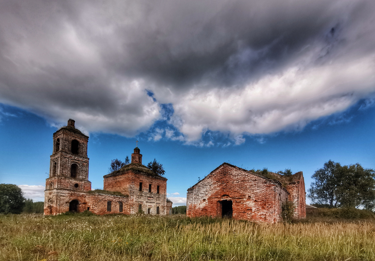 Поддыбье, храмовый комплекс Преображенской и Введенской церквей.