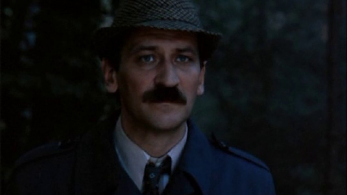 С таким выражением лица герой ходит большую часть фильма - и есть, надо сказать, отчего