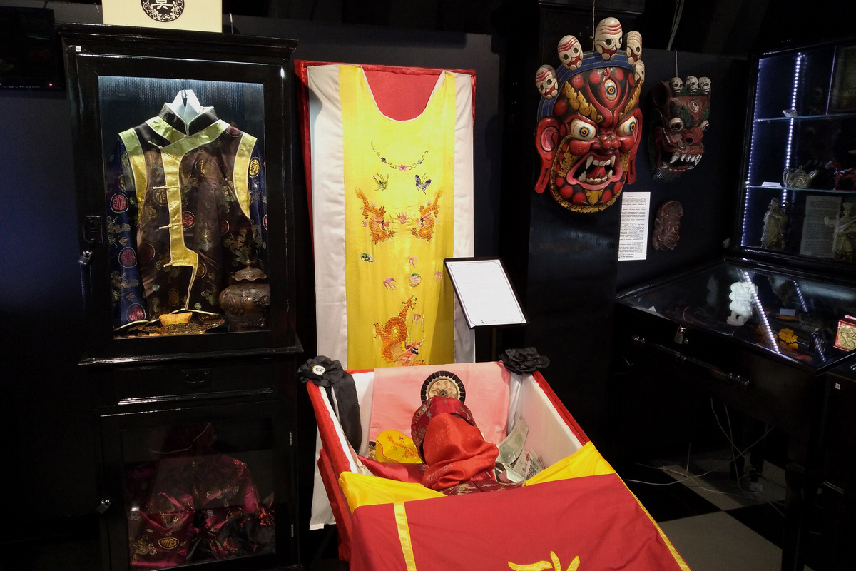 В экспозиции представлены элементы погребальной культуры разных народов и стран, например Китая. Фото: Кристина Рудич