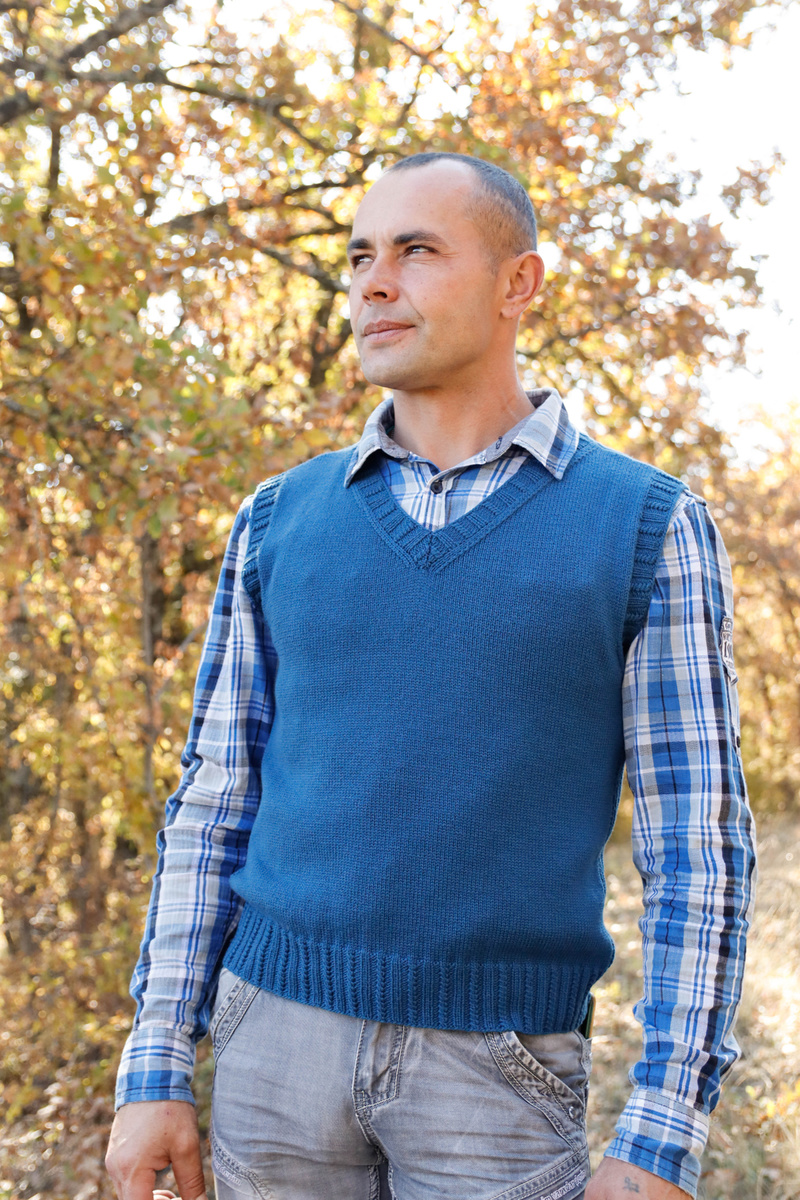 Мужской жилет спицами. Работа автора. Фото автора.