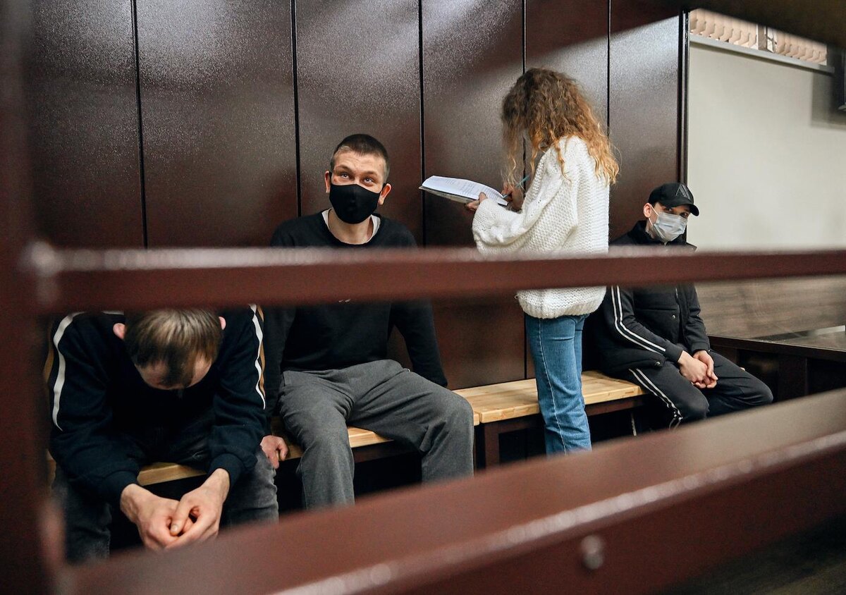   Обвиняемые Артур Каменецкий, Андрей Основа, Анжела Цырульникова и Дмитрий Леонтьев во время заседания суда. Балашиха, Московская обл., Россия, 28 ноября 2025 года 
Ирина Бужор / Коммерсантъ