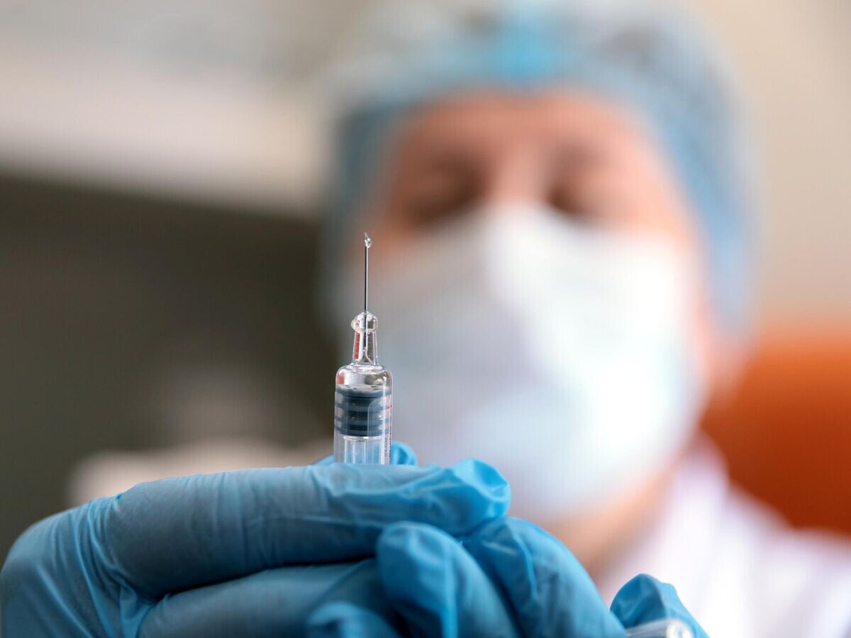    Медик готовит шприц с вакциной против гриппа© РИА Новости / Виталий Белоусов