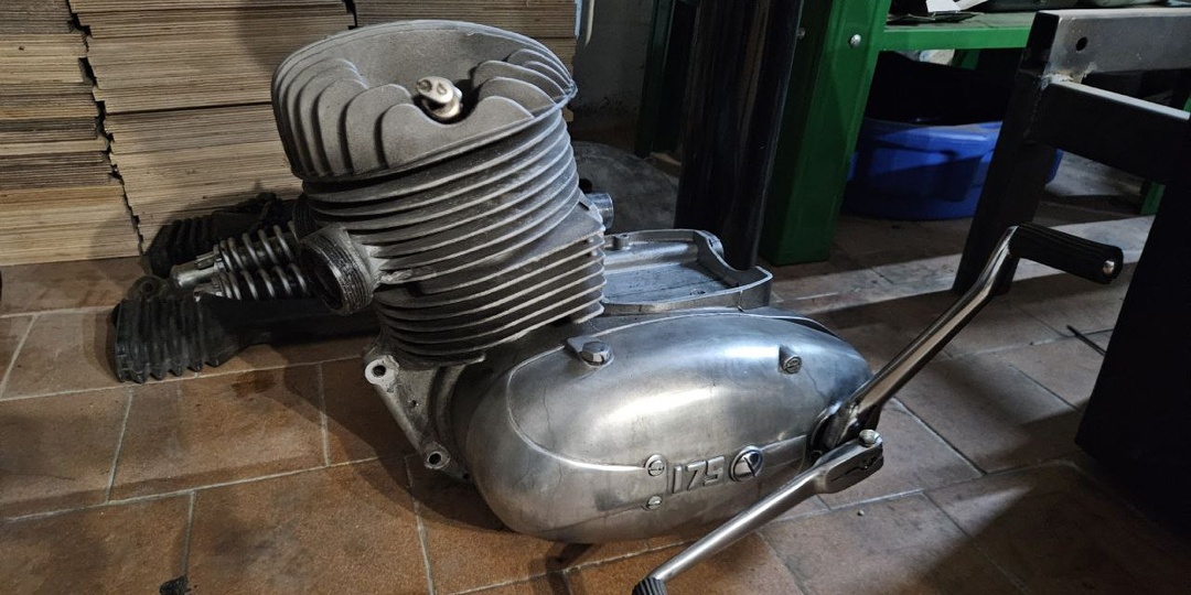 Двигатель Ковровца извлечен, будем развлекаться с ним