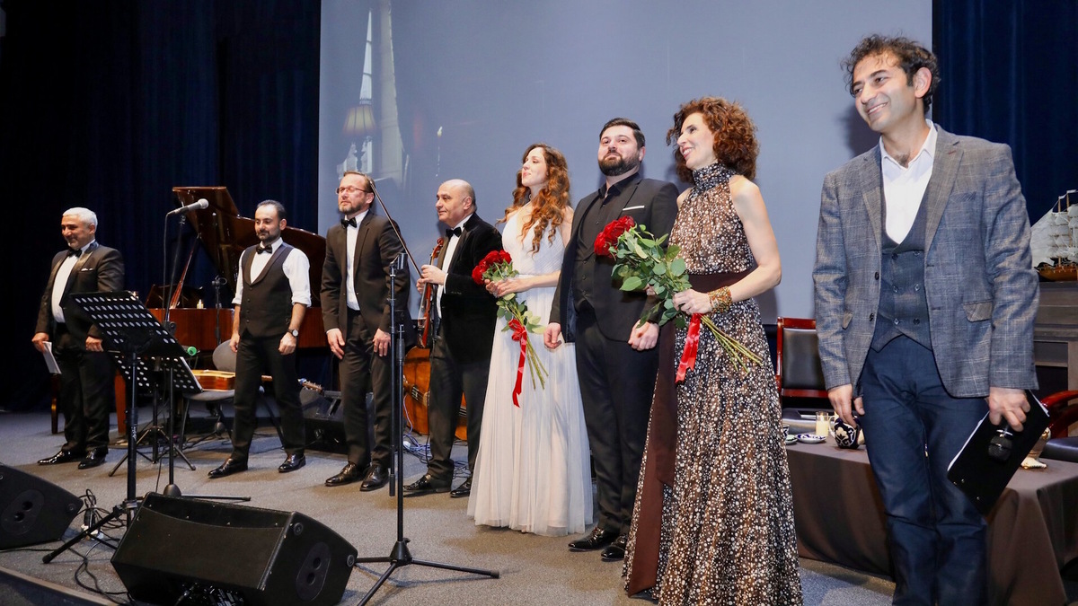    (Слева направо) Мадат Аванесов (рояль), Арам Варданян (гитара), Вячеслав Ахметзянов (контрабас), Вараздат Хачумян (скрипка), Сильва Петросян, Роман Хнкоян, Цовинар Амирян, Армен Маргарян. Источник фото: пресс-служба Дома Москвы в Ереване.