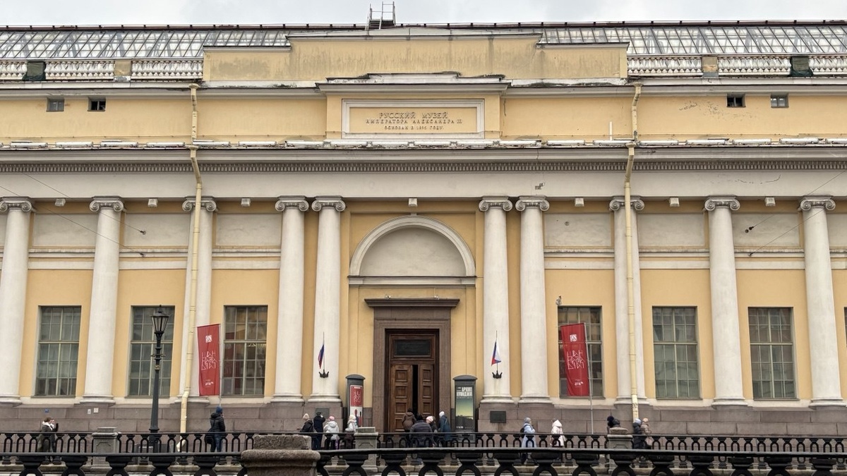 Если прийти на выставку в будний день в дневное время, то стоять и мерзнуть на входе не придется 