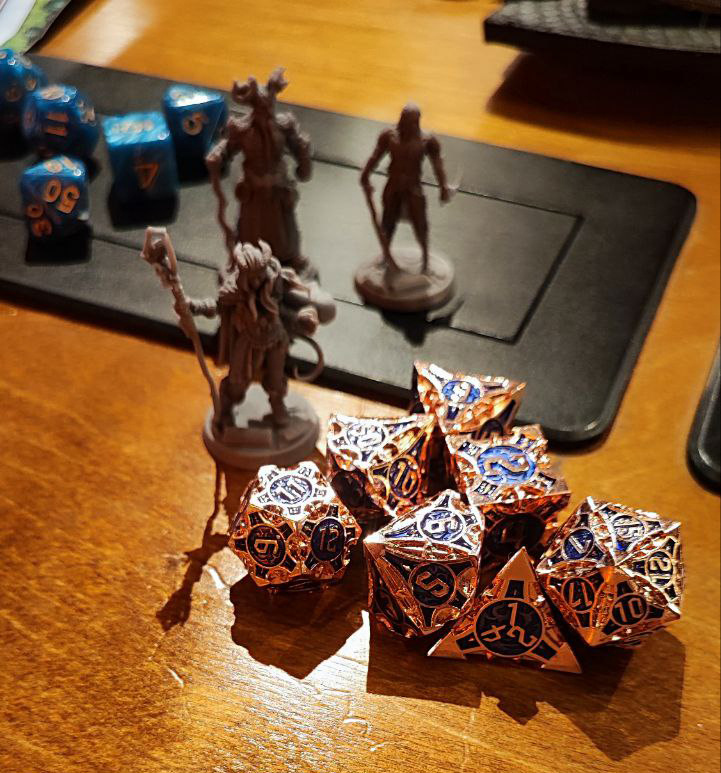 Фигурки и кубики игры «Подземелья и Драконы»