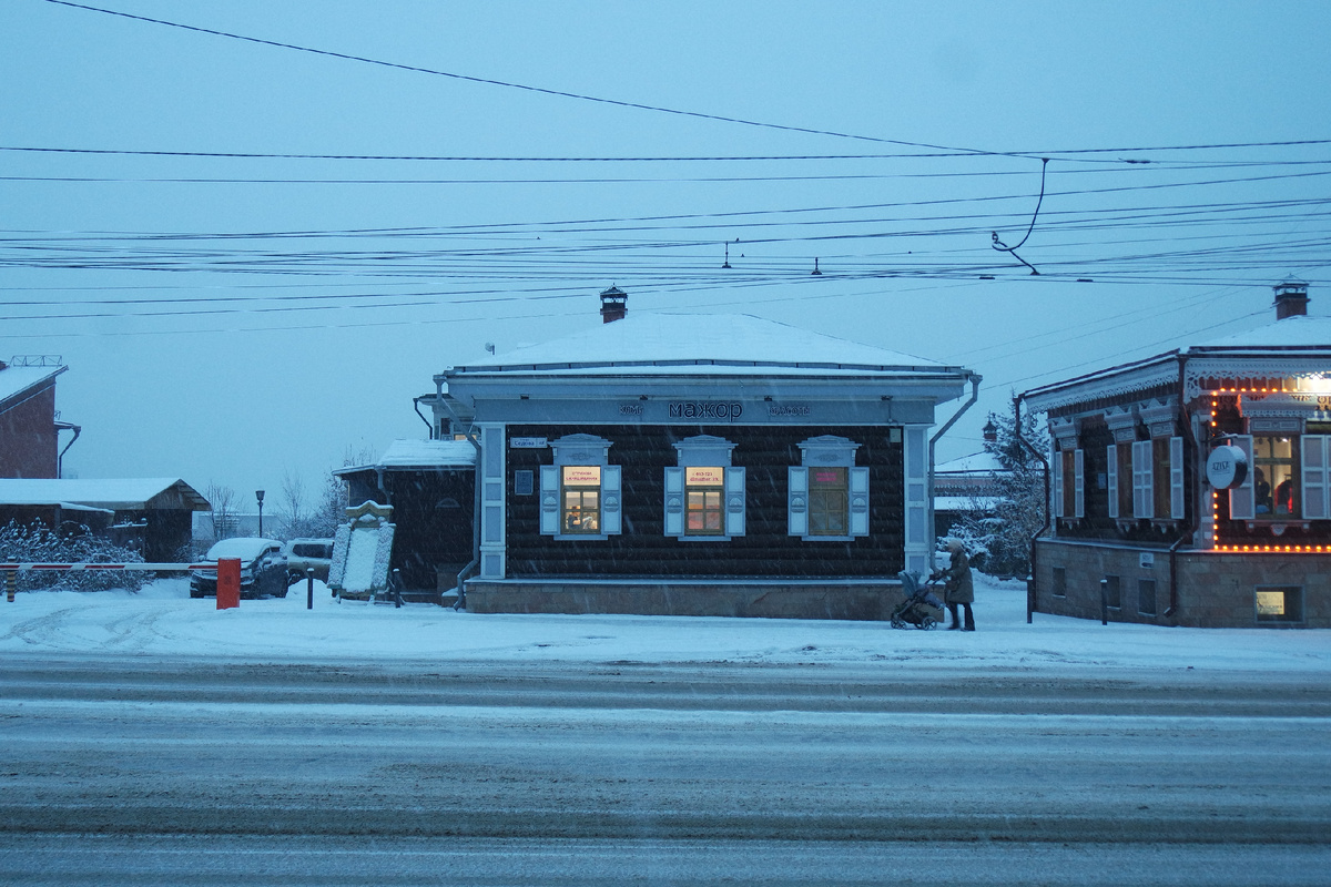 молодая мама ещё не сориентировалась, что пора переходить на сани с колёсиками