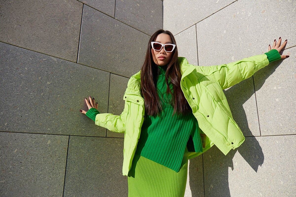 Свитер больше не прячут под верхней одеждой. Теперь это модный акцент. Источник: MaxFrost / Shutterstock / FOTODOM📷
