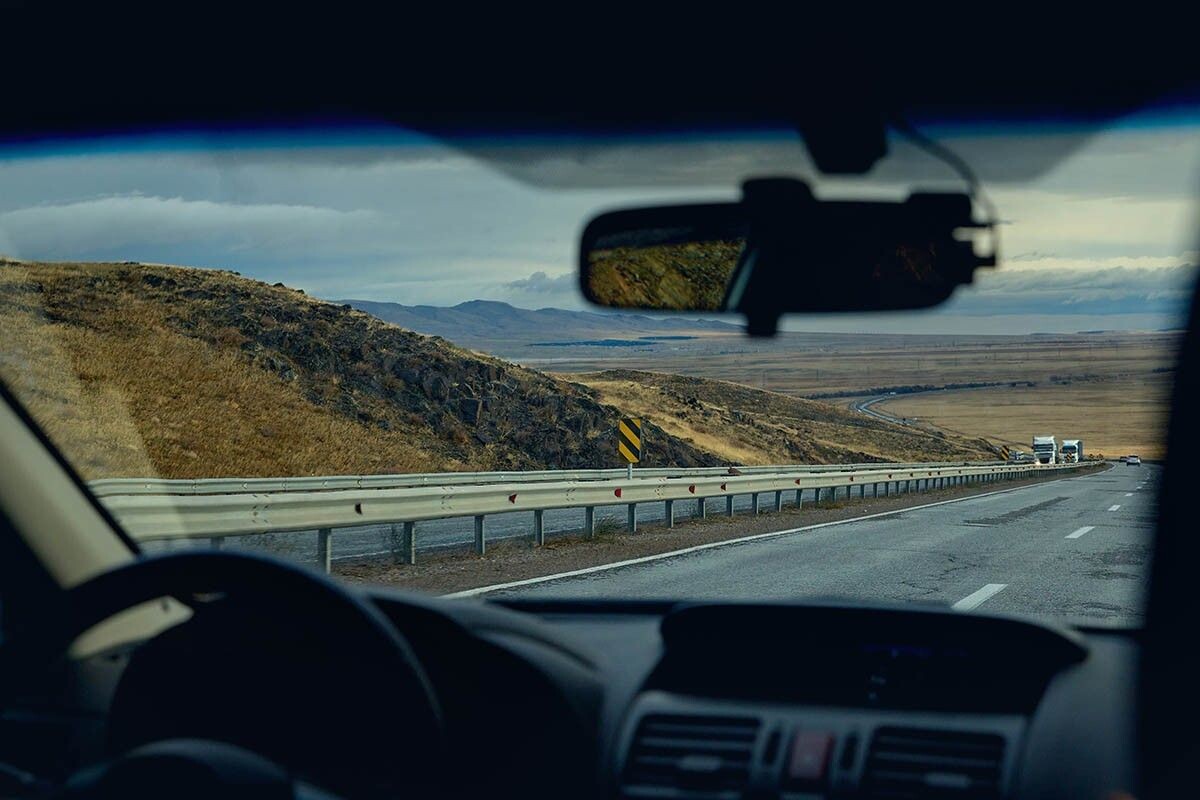 Система поддержания скорости пригодится на трассе. В городе она бесполезна — постоянно нужно то ускоряться, то тормозить. Источник: Pikoso.kz / Shutterstock / FOTODOM📷

