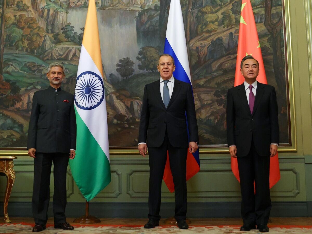    Министр иностранных дел Индии Субраманиам Джайшанкар, министр иностранных дел РФ Сергей Лавров и министр иностранных дел Китая Ван И © РИА Новости / МИД РФ