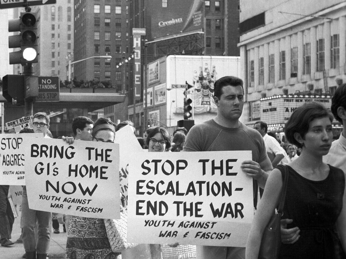    Демонстрация протеста против американской агрессии во Вьетнаме© РИА Новости / Генрих Боровик