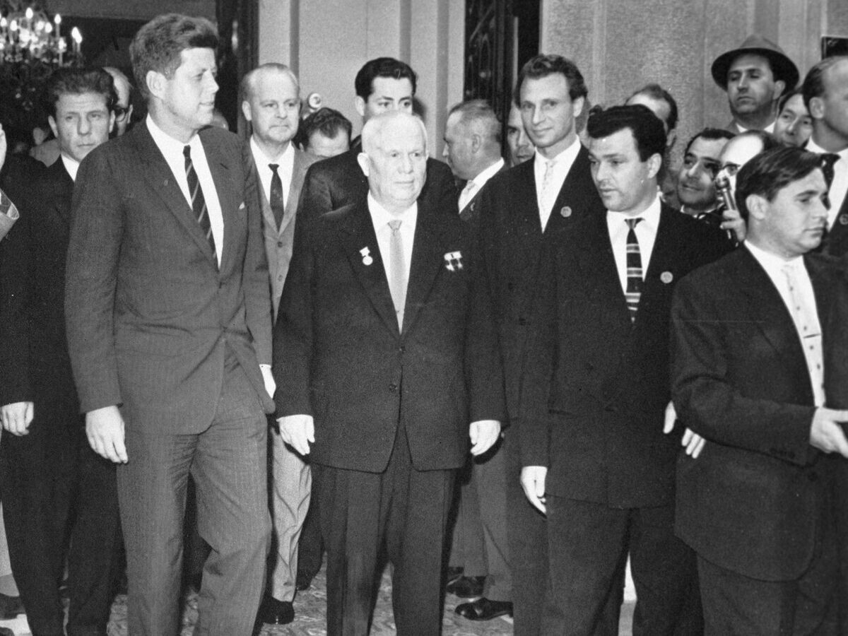    I-ый секретарь ЦК КПСС, Председатель Совета Министров СССР Н. С. Хрущев и президент США Д. Кеннеди в советском посольстве в Вене после окончания переговоров. 1961 год© РИА Новости