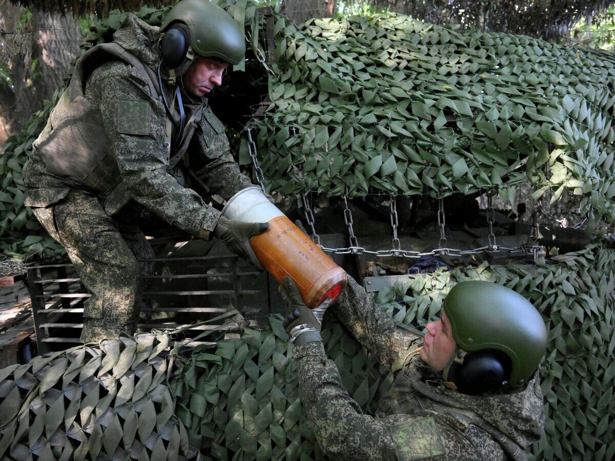    Члены экипажа танка Т-80БВМ группировки войск "Центр" готовят боекомплект во время выполнения боевых задач на Красноармейском направлении специальной военной операции© РИА Новости / Евгений Биятов