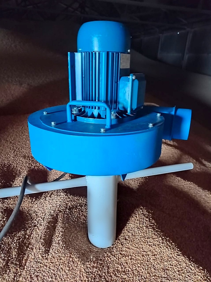 · Покрытие: 1 аэратор эффективно обрабатывает до 30 м³ зерна.
· Энергопотребление: Всего 1.1 кВт/ч — экономичнее большинства аналогов.
· Универсальность: Работает с пшеницей, рожью, соей, рапсом, подсолнечником, горохом.
· Долговечность: Конструкция с ресурсом 10 лет и российская сервисная поддержка.