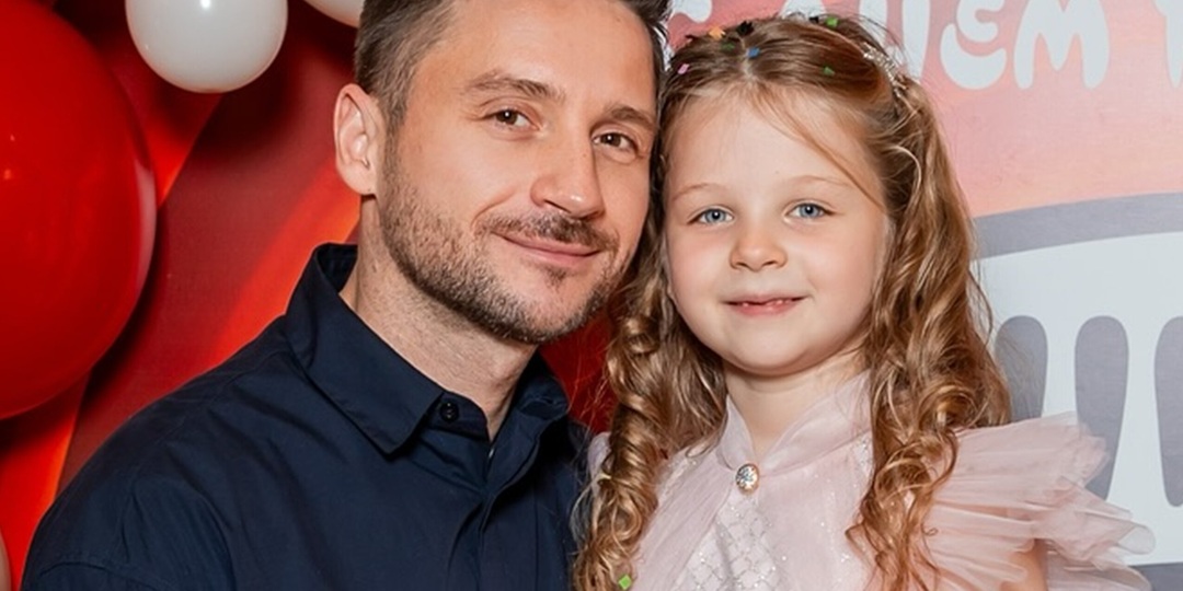 Сергей Лазарев привел дочь в бальном платье с рюшами на новогодние съемки канала «Россия-1»