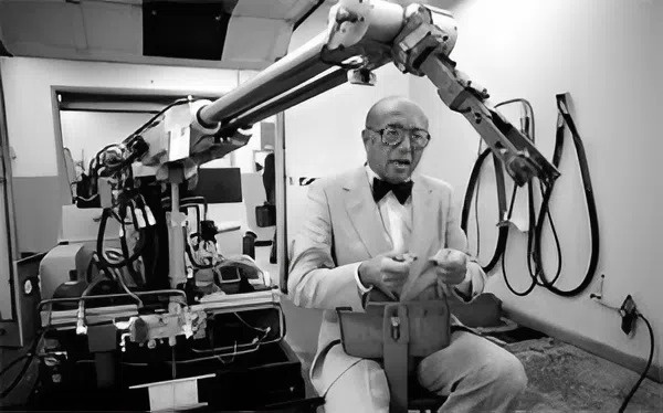 Джозеф Энгельбергер. Материал взят с сайта https://www.automate.org