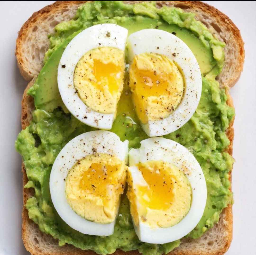 Бутерброд с авокадо и яйцом