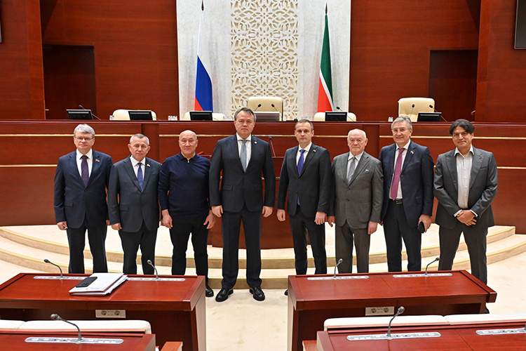    В Госсовете Татарстана второй день подряд обсуждают проблемы онкологии в республике. Вопросы по соответствующей теме — болезненные для Татарстана.   
Фото:  gossov.tatarstan.ru