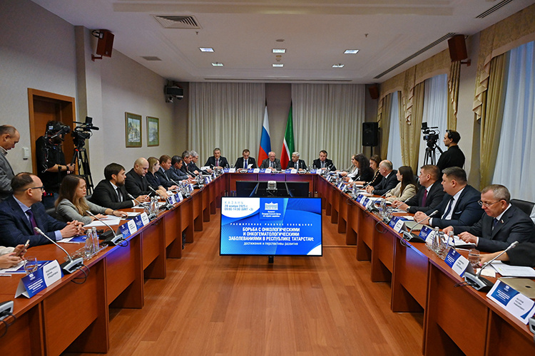    По словам главного врача РКОД Ильгиза Хидиятова, только в 2024 году 9 центров амбулаторной онкологической помощи пропустили через себя 335 тыс. пациентов с подозрением на онкологию.   
Фото:  gossov.tatarstan.ru