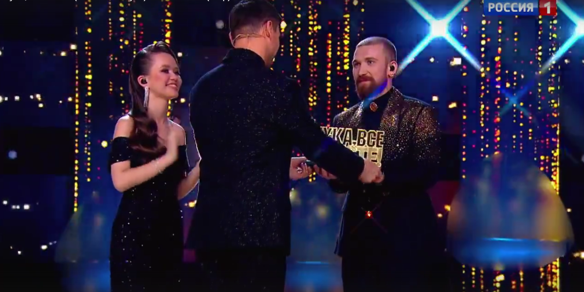 Сергей Лазарев вручает кубок "Ну-ка, все вместе" Илье Булыгину.