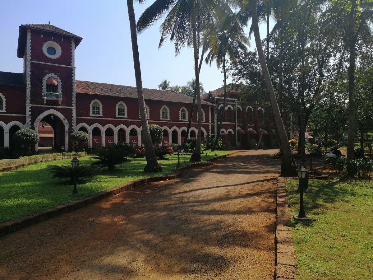 Дворец Савантвади: правее - здание, в котором раньше размещались чиновники