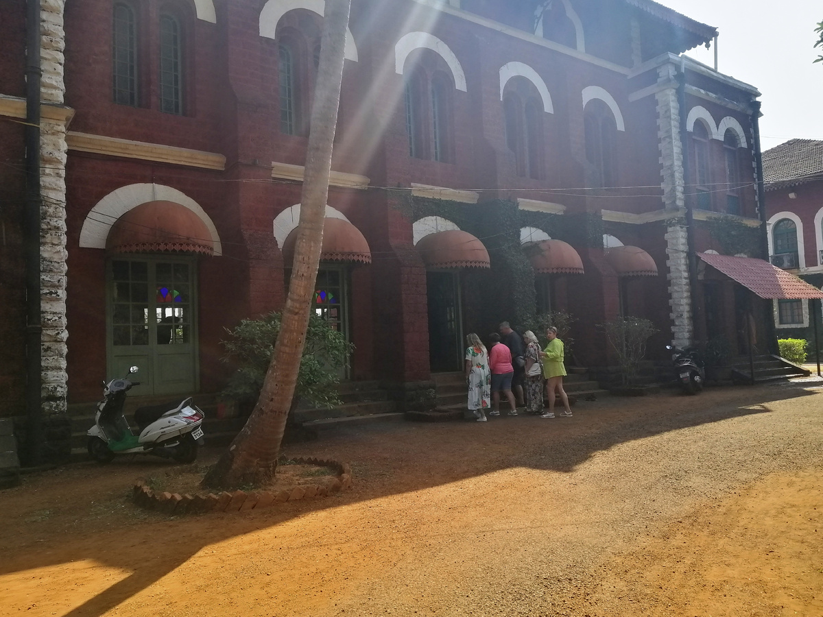 Дворец Савантвади: здание, в котором раньше размещались чиновники; сейчас - музей