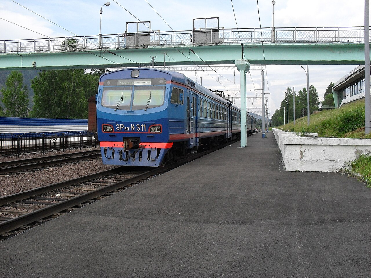 Электропоезд ЭР9ПК-311 на станции Дивногорск. Источник фото: ru.wikipedia.org Авторство: Никич. Собственная работа, CC BY-SA 3.0, https://commons.wikimedia.org/w/index.php?curid=11477558