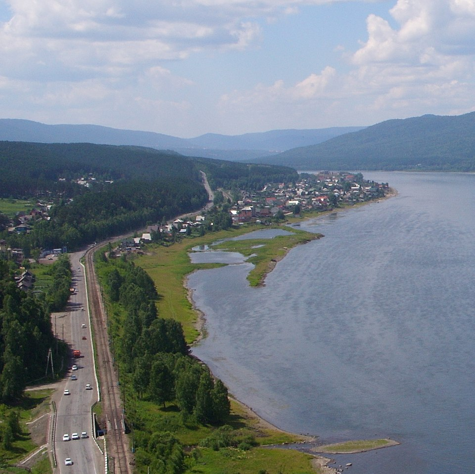 ЖД линия (справа от автодороги). Источник фото: ru.wikipedia.org Авторство: LxAndrew. Собственная работа, CC BY-SA 4.0, https://commons.wikimedia.org/w/index.php?curid=88981530