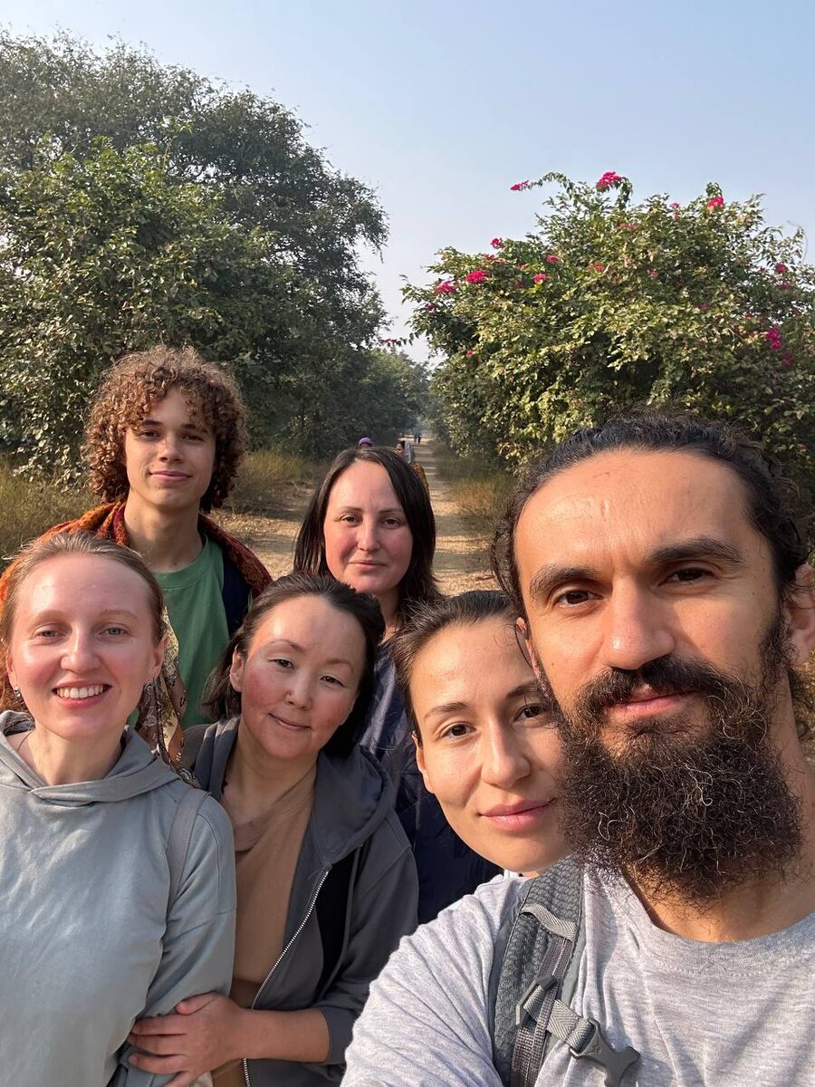 Парикрама вокруг Говардхан Махараджа 