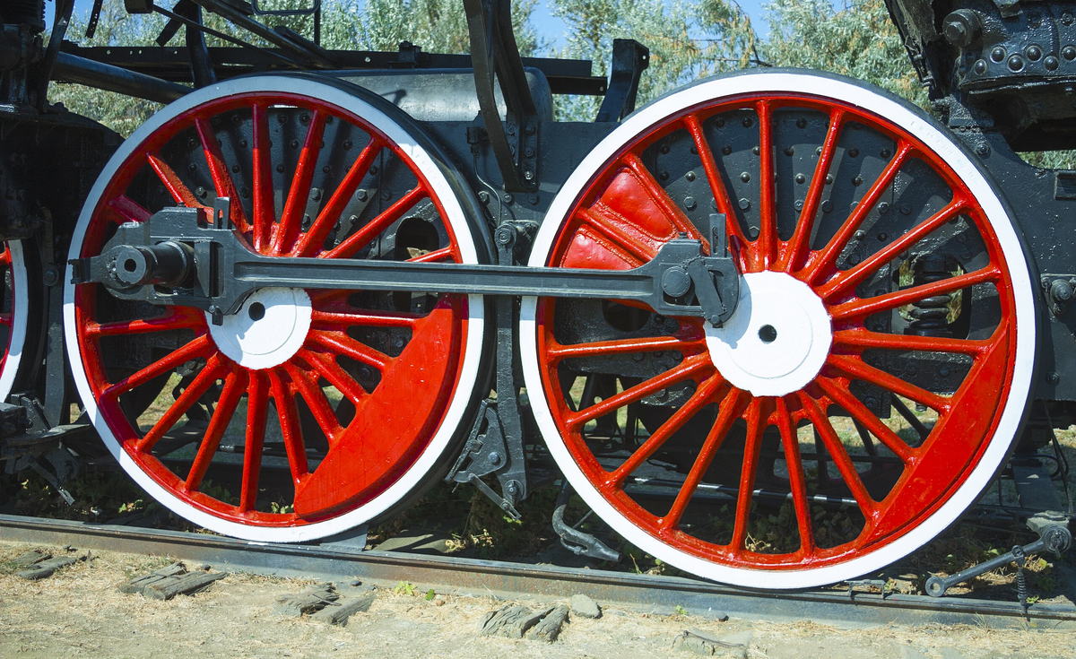 Колёсные пары в экипаже паровоза. Источник фото: ru.wikipedia.org Авторство: AlixSaz. Собственная работа, CC BY-SA 4.0, https://commons.wikimedia.org/w/index.php?curid=46137452