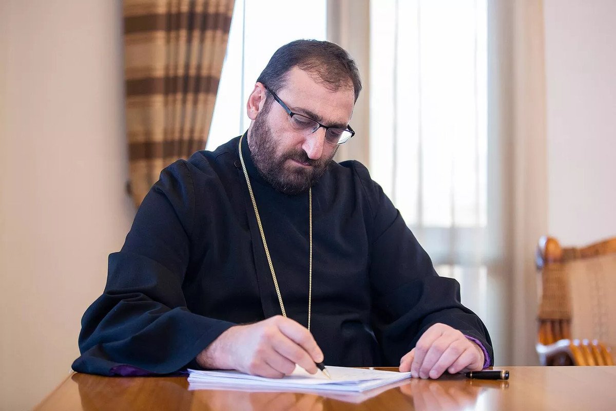 CC BY-SA 4.0 / Grig Grigor / Սուրբ Էջմիածնի դիվանապետ Արշակ եպիսկոպոս Խաչատրյանը (cropped, resized)