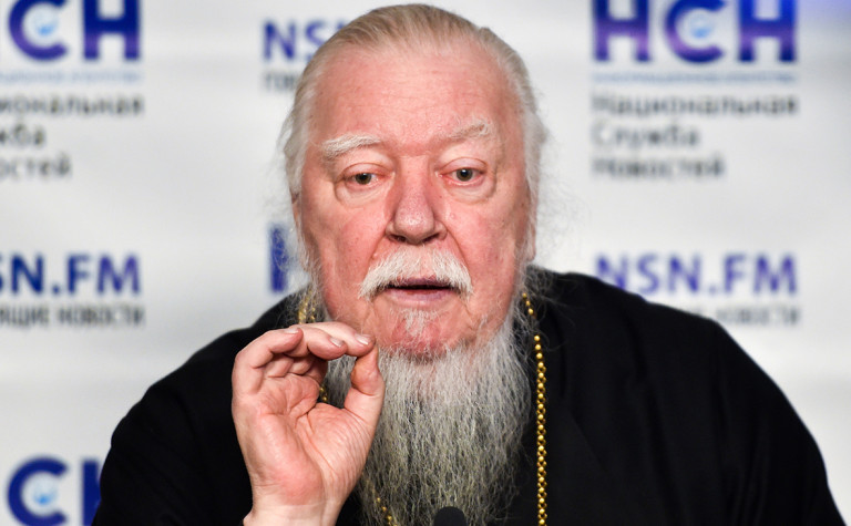 "Верить в душе" – это как носить фотографию любимого человека в кармане, избегая встреч с ним. Протоиерей Д.Смирнов о посещении храма.