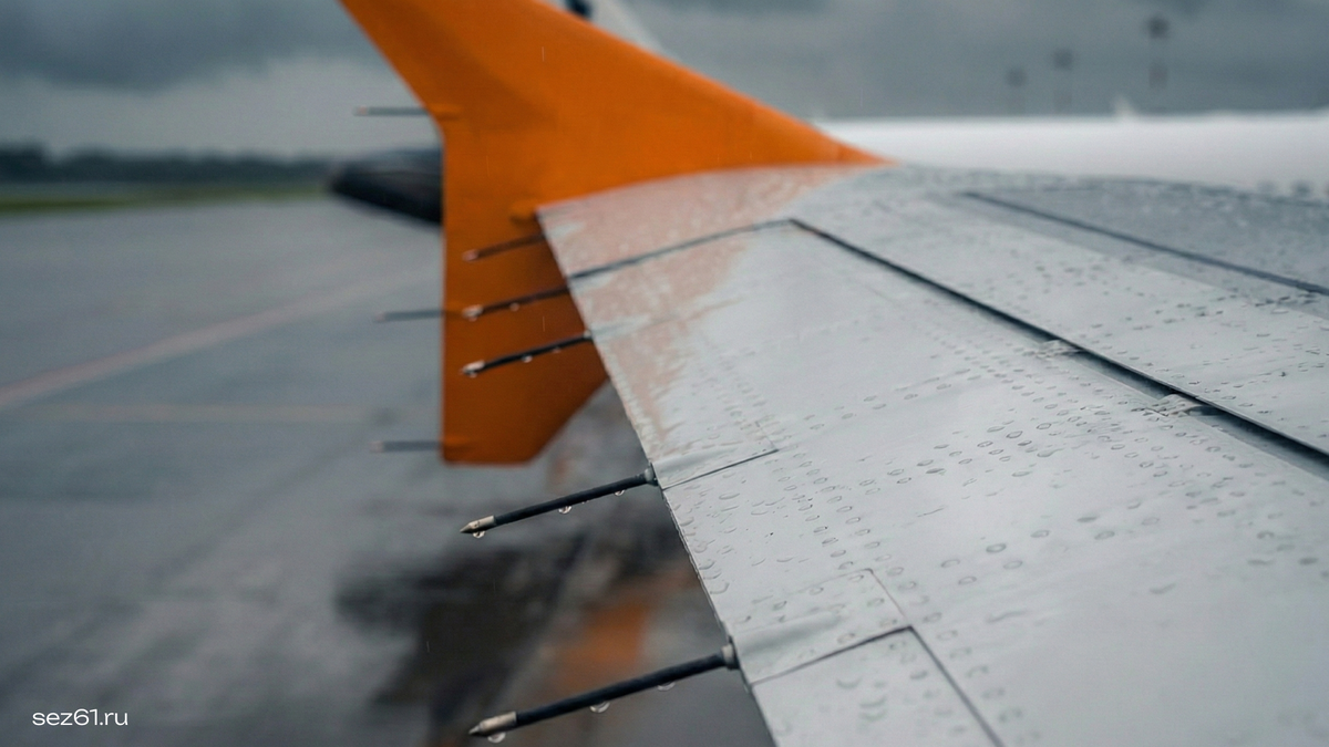 Заряд стекает на эти острые кончики, ионизирует воздух и уходит в атмосферу через коронный разряд.