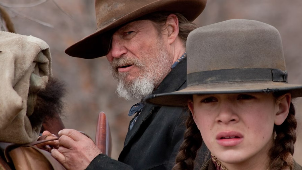 Ремейк успешной «Железной хватки» 1969 года казался довольно бесполезной затеей. Но братья Коэн сделали свою версию в более мрачном тоне литературного оригинала и вернули 14-летнюю Мэтти Росс, решившую отомстить за убийство отца, в идейный стержень истории.