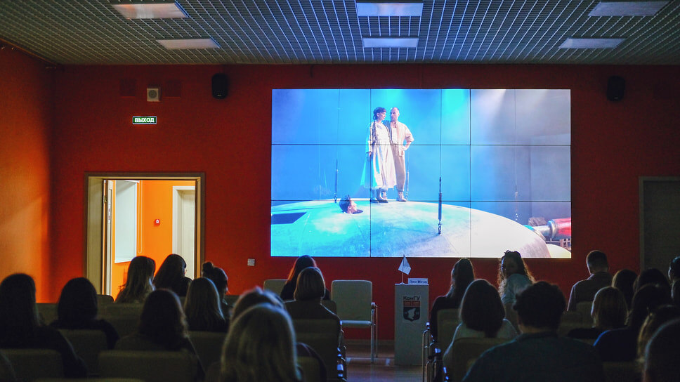 Мастер-класс китайского театрального режиссера и актера Дин Итэна. На экране — его постановка «Я не убивала своего мужа».📷Фото: пресс-служба фестиваля