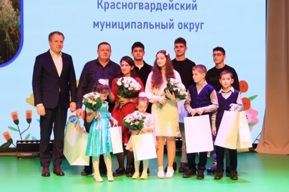    Губернатор вручил знак «Материнская слава» 33 матерям Белгородчины