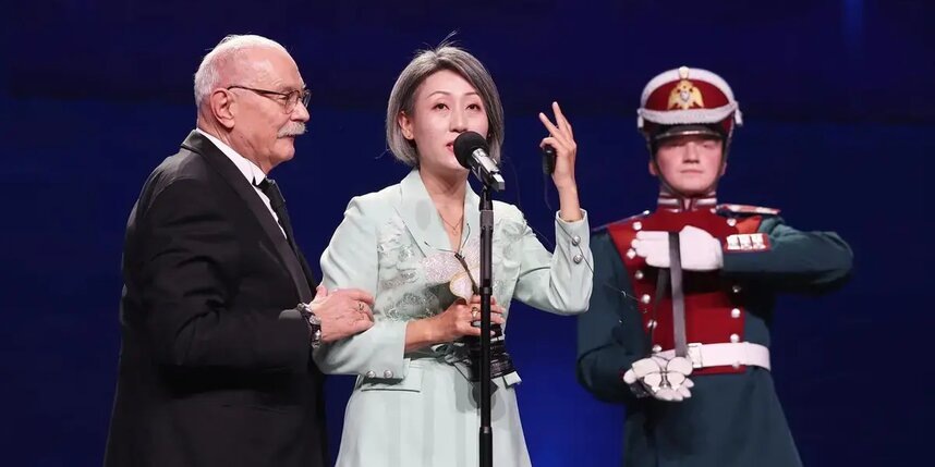    Никита Михалков поздравляет создателей фильма Против течения.