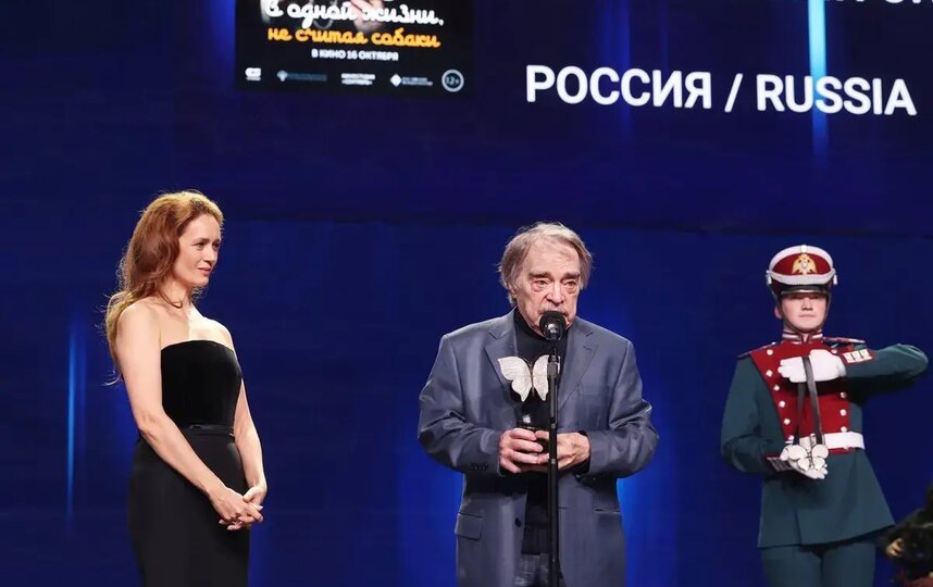    Александр Адабашьян с наградой.