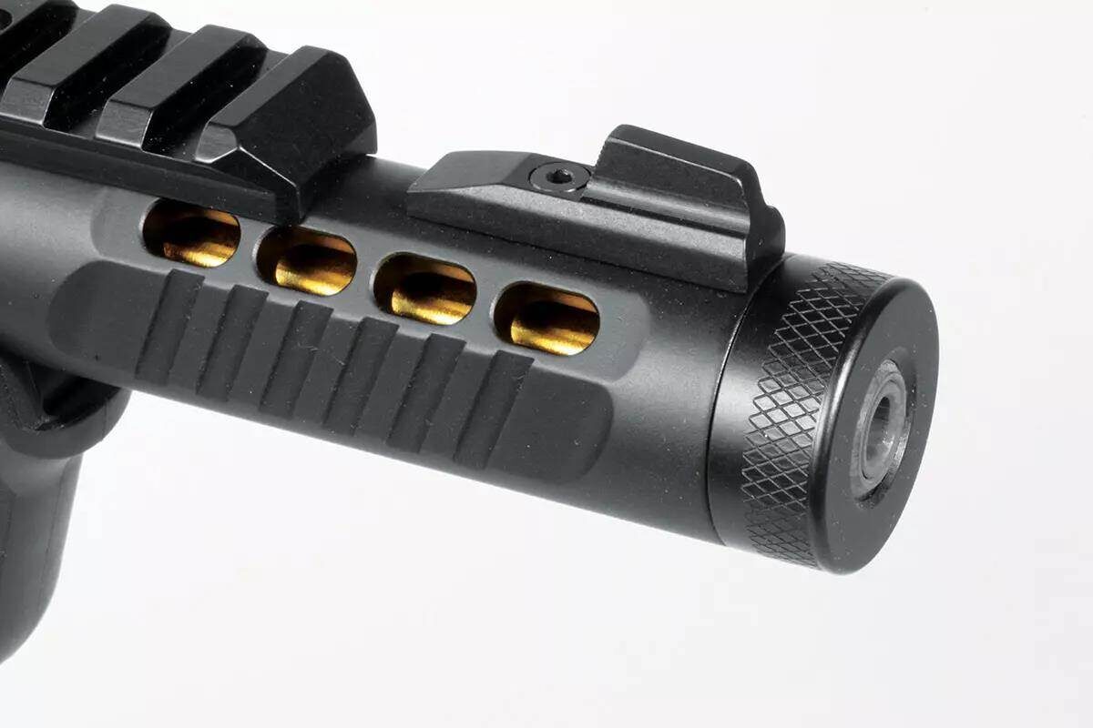 Сквозь прорези в алюминиевом кожухе проглядывает золотистый ствол.