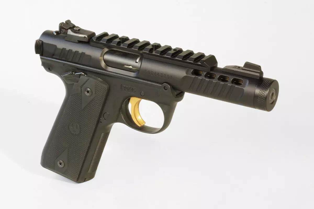 Пистолет оборудован планкой для установки оптики и полностью регулируемыми механическими прицелами. Угол наклона рукоятки повторяет модель 1911.