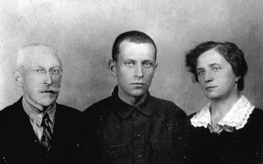 Заключенный Лихачёв с родителями, навестившими его на Соловках, 1929 г.