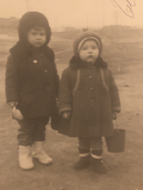 Вот такие мы подружки- я та, что поменьше ростом))