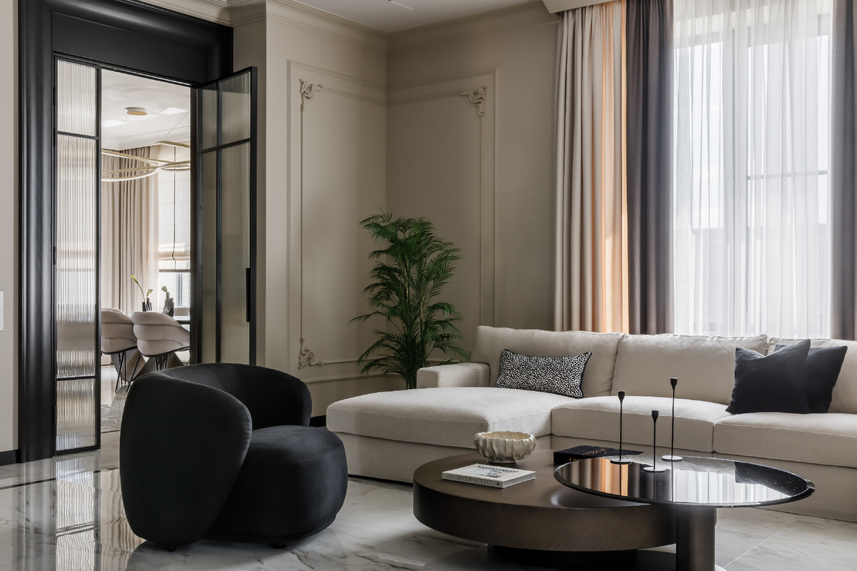 Бывает, что дома трудно расслабиться: будто всё раздражает, мешает, не даёт выдохнуть. Это не «каприз» — это реакция нервной системы на перегруженный интерьер. Пространство может повышать тревожность, а может снижать её. И создать антистресс-интерьер проще, чем кажется.
