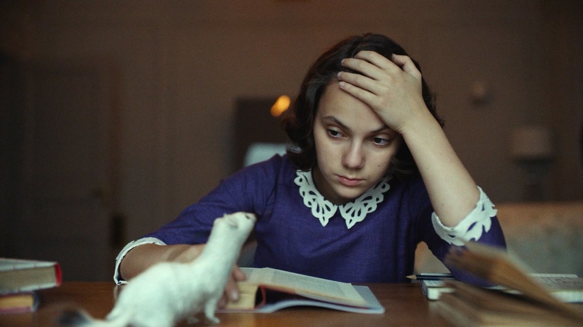 Кадр из сериала «Тёмные начала», 2019-2022 год, режиссеры Том Хупер, Дон Шэдфорт, Отто Батхёрст