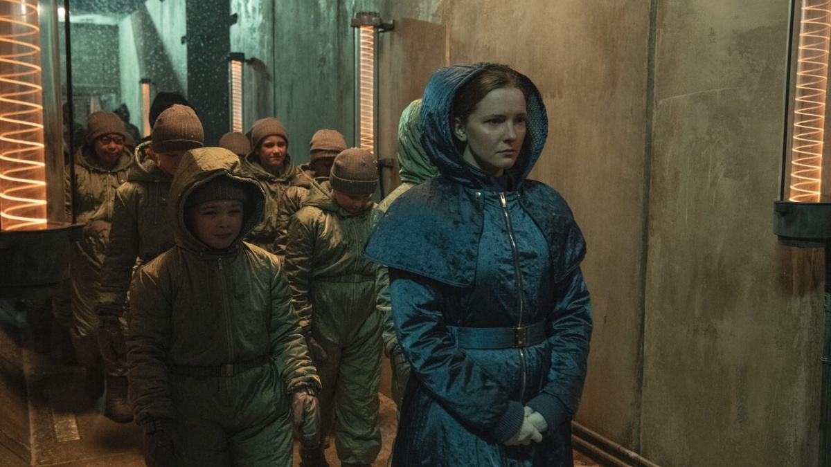 Кадр из сериала «Тёмные начала», 2019-2022 год, режиссеры Том Хупер, Дон Шэдфорт, Отто Батхёрст