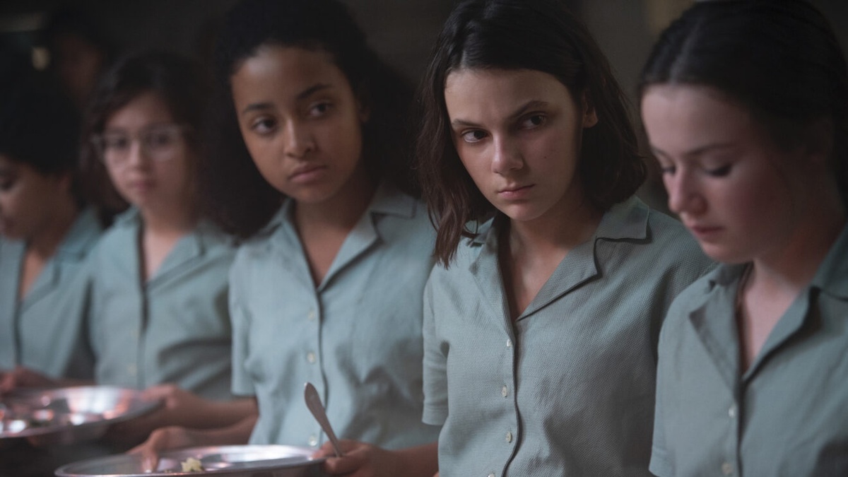 Кадр из сериала «Тёмные начала», 2019-2022 год, режиссеры Том Хупер, Дон Шэдфорт, Отто Батхёрст